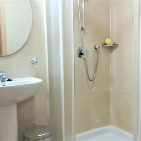 Litha House, 3 Bed Set Over 3 Floors 5 Mins From And Amenities 칼레타데푸스테