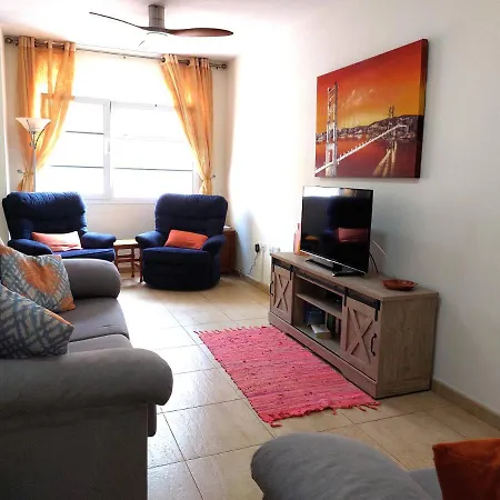 Litha House, 3 Bed Set Over 3 Floors 5 Mins From And Amenities Apartment *