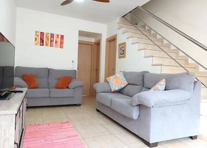 Litha House, 3 Bed Set Over 3 Floors 5 Mins From And Amenities شقة *